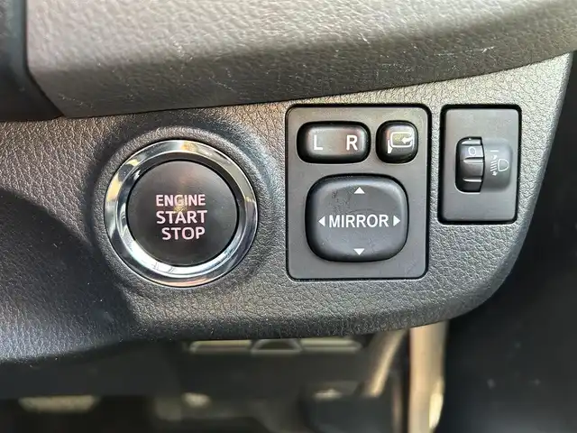 トヨタ ヴィッツ F 福岡県 2015(平27)年 7.7万km ホワイトパールクリスタルシャイン SDナビ(BT、Bカメラ、フルセグTV、CD/DVD、AUX)/純正フロアマット/横滑り防止/社外ETC/スマートキー