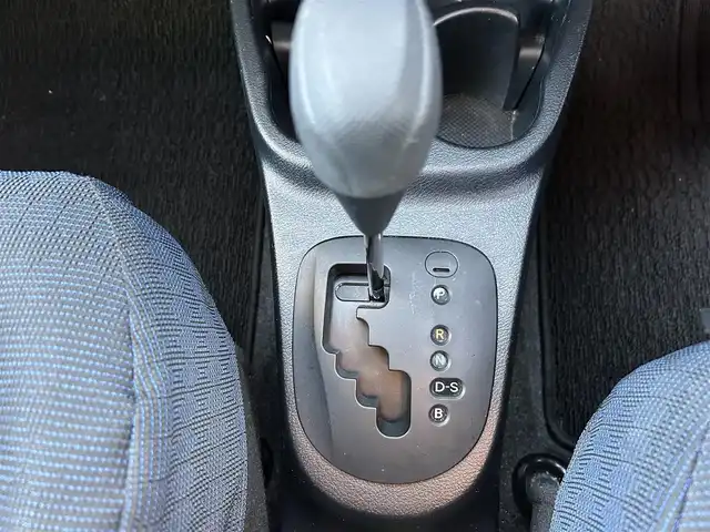 トヨタ ヴィッツ F 福岡県 2015(平27)年 7.7万km ホワイトパールクリスタルシャイン SDナビ(BT、Bカメラ、フルセグTV、CD/DVD、AUX)/純正フロアマット/横滑り防止/社外ETC/スマートキー