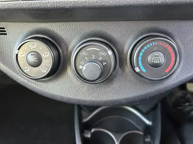 トヨタ ヴィッツ F 福岡県 2015(平27)年 7.7万km ホワイトパールクリスタルシャイン SDナビ(BT、Bカメラ、フルセグTV、CD/DVD、AUX)/純正フロアマット/横滑り防止/社外ETC/スマートキー