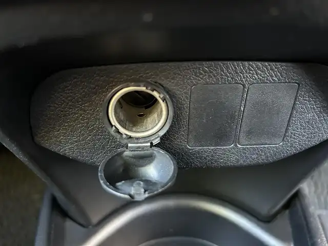 トヨタ ヴィッツ F 福岡県 2015(平27)年 7.7万km ホワイトパールクリスタルシャイン SDナビ(BT、Bカメラ、フルセグTV、CD/DVD、AUX)/純正フロアマット/横滑り防止/社外ETC/スマートキー