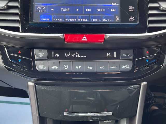 ホンダ アコード ハイブリッド EX 岩手県 2017(平29)年 2万km ホワイトオーキッドパール ワンオーナー/純正ナビ(CD/DVD/ラジオ/HDMI/USB/BT)/フルセグテレビ/バックカメラ/前席シートヒーター/前席パワーシート(D席メモリー機能付き)/ハーフレザーシート/衝突軽減ブレーキ/車線維持支援システム/レーダークルーズコントロール/コーナーセンサー/横滑り防止機能/パドルシフト/LEDヘッドライト/フォグランプ/純正18inアルミホイール/純正フロアマット/プッシュスタート/スマートキー(×2)/ステアリングスイッチ/電動格納ミラー/ウィンカーミラー/ドアバイザー/取説＆保証書