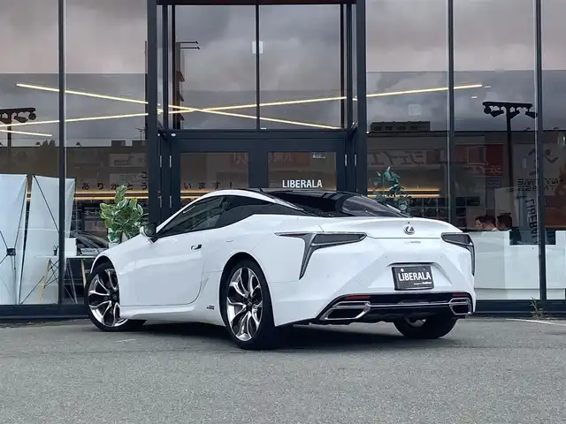 レクサス ＬＣ 500h Lパッケージ 福岡県 2017(平29)年 9.7万km パール ・サンルーフ/・レーダークルーズコントロール/・純正ＨＤＤナビ／ＵＳＢ／Ｂｌｕｅｔｏｏｔｈ／ＣＤ／ＤＶＤ/・全方位カメラ/・白革シート／シートヒーター/・フルセグ/・ＥＴＣ/・純正２１ＡＷ/・プッシュスタート/・パーキングアシスト/・スマートキー/・スペアキー/・パワーシート/・レーンキープアシスト/・オートライト/・LEDライト/・保証書/・取扱説明書