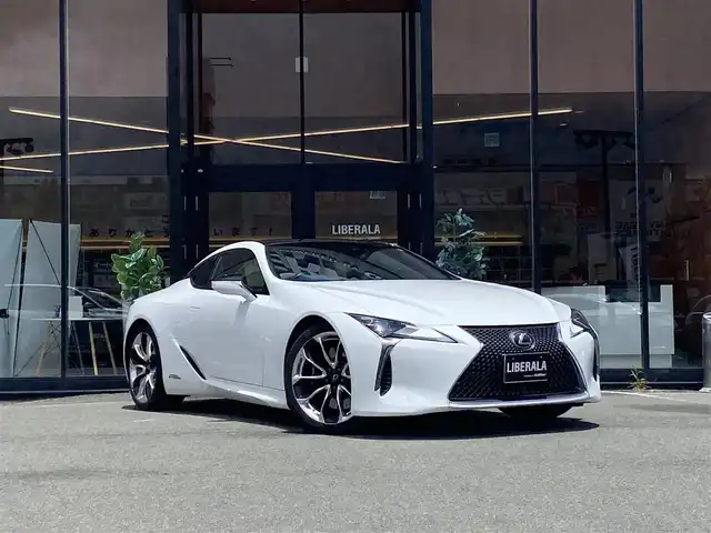 レクサス ＬＣ 500h Lパッケージ 福岡県 2017(平29)年 9.7万km パール ・サンルーフ/・レーダークルーズコントロール/・純正ＨＤＤナビ／ＵＳＢ／Ｂｌｕｅｔｏｏｔｈ／ＣＤ／ＤＶＤ/・全方位カメラ/・白革シート／シートヒーター/・フルセグ/・ＥＴＣ/・純正２１ＡＷ/・プッシュスタート/・パーキングアシスト/・スマートキー/・スペアキー/・パワーシート/・レーンキープアシスト/・オートライト/・LEDライト/・保証書/・取扱説明書