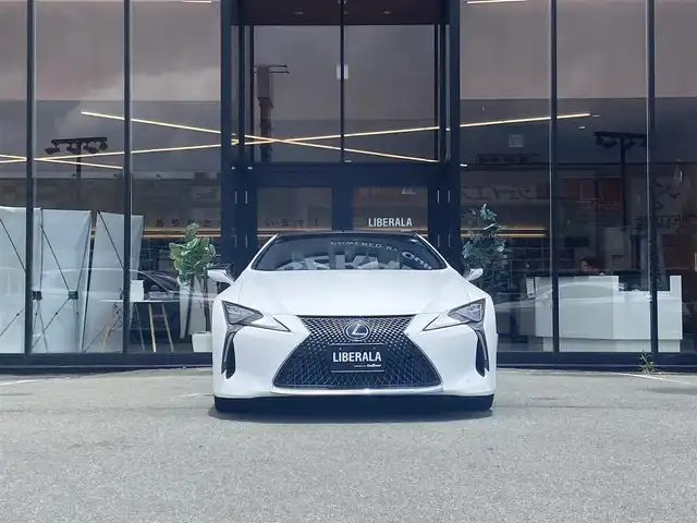 レクサス ＬＣ 500h Lパッケージ 福岡県 2017(平29)年 9.7万km パール ・サンルーフ/・レーダークルーズコントロール/・純正ＨＤＤナビ／ＵＳＢ／Ｂｌｕｅｔｏｏｔｈ／ＣＤ／ＤＶＤ/・全方位カメラ/・白革シート／シートヒーター/・フルセグ/・ＥＴＣ/・純正２１ＡＷ/・プッシュスタート/・パーキングアシスト/・スマートキー/・スペアキー/・パワーシート/・レーンキープアシスト/・オートライト/・LEDライト/・保証書/・取扱説明書