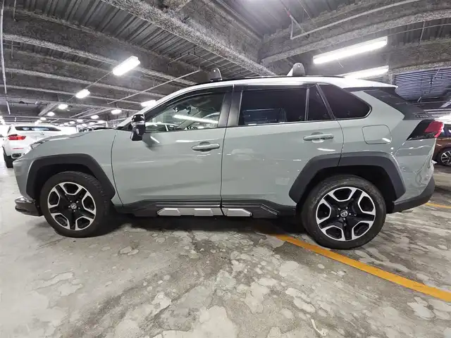 トヨタ ＲＡＶ４ アドベンチャー 香川県 2020(令2)年 7万km アッシュグレーメタリック/アーバンカーキ 〇ワンオーナー/〇４WD/〇純正9インチナビ/〇フルセグTV/〇バックカメラ/〇ビルトインETC2.0/〇ドライブレコーダー/〇全車速追従機能付クルーズコントロール/〇コーナーセンサー/〇セーフティセンス/〇ブラインドスポットモニター/〇3灯式LEDヘッドランプ/〇革巻きステアリングホイール/〇合皮スポーティシート/〇パワーシート/〇純正19インチアルミホイール/〇2トーンルーフ/〇エアロパーツ/〇スマートエントリー/スタートシステム/〇禁煙車