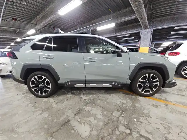トヨタ ＲＡＶ４ アドベンチャー 香川県 2020(令2)年 7万km アッシュグレーメタリック/アーバンカーキ 〇ワンオーナー/〇４WD/〇純正9インチナビ/〇フルセグTV/〇バックカメラ/〇ビルトインETC2.0/〇ドライブレコーダー/〇全車速追従機能付クルーズコントロール/〇コーナーセンサー/〇セーフティセンス/〇ブラインドスポットモニター/〇3灯式LEDヘッドランプ/〇革巻きステアリングホイール/〇合皮スポーティシート/〇パワーシート/〇純正19インチアルミホイール/〇2トーンルーフ/〇エアロパーツ/〇スマートエントリー/スタートシステム/〇禁煙車