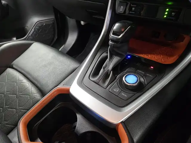 トヨタ ＲＡＶ４ アドベンチャー 香川県 2020(令2)年 7万km アッシュグレーメタリック/アーバンカーキ 4WD/ワンオーナー/純正9型ナビ/フルセグTV/バックカメラ/ビルトインETC2.0/純正ドライブレコーダー/レーダークルーズコントロール/クリアランスソナー/セーフティセンス/・衝突被害軽減ブレーキ/・車線逸脱防止支援システム/・オートマチックハイビーム/・標識認識システム/先行車発進告知機能/LEDヘッドランプ/革巻きステアリング/ステアリングヒーター/合皮スポーティシート/前席エアシート/ヒーター/運転席パワーシート/純正JAOSプロテクター(F/S/Rピラー)/純正19インチアルミホイール/スマートキー/プッシュエンジンスタート/禁煙車