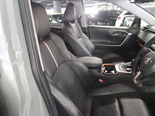 トヨタ ＲＡＶ４ アドベンチャー 香川県 2020(令2)年 7万km アッシュグレーメタリック/アーバンカーキ 4WD/ワンオーナー/純正9型ナビ/フルセグTV/バックカメラ/ビルトインETC2.0/純正ドライブレコーダー/レーダークルーズコントロール/クリアランスソナー/セーフティセンス/・衝突被害軽減ブレーキ/・車線逸脱防止支援システム/・オートマチックハイビーム/・標識認識システム/先行車発進告知機能/LEDヘッドランプ/革巻きステアリング/ステアリングヒーター/合皮スポーティシート/前席エアシート/ヒーター/運転席パワーシート/純正JAOSプロテクター(F/S/Rピラー)/純正19インチアルミホイール/スマートキー/プッシュエンジンスタート/禁煙車