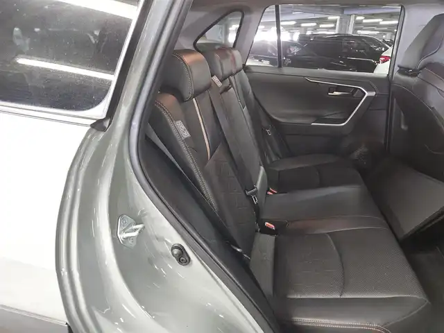トヨタ ＲＡＶ４ アドベンチャー 香川県 2020(令2)年 7万km アッシュグレーメタリック/アーバンカーキ 4WD/ワンオーナー/純正9型ナビ/フルセグTV/バックカメラ/ビルトインETC2.0/純正ドライブレコーダー/レーダークルーズコントロール/クリアランスソナー/セーフティセンス/・衝突被害軽減ブレーキ/・車線逸脱防止支援システム/・オートマチックハイビーム/・標識認識システム/先行車発進告知機能/LEDヘッドランプ/革巻きステアリング/ステアリングヒーター/合皮スポーティシート/前席エアシート/ヒーター/運転席パワーシート/純正JAOSプロテクター(F/S/Rピラー)/純正19インチアルミホイール/スマートキー/プッシュエンジンスタート/禁煙車