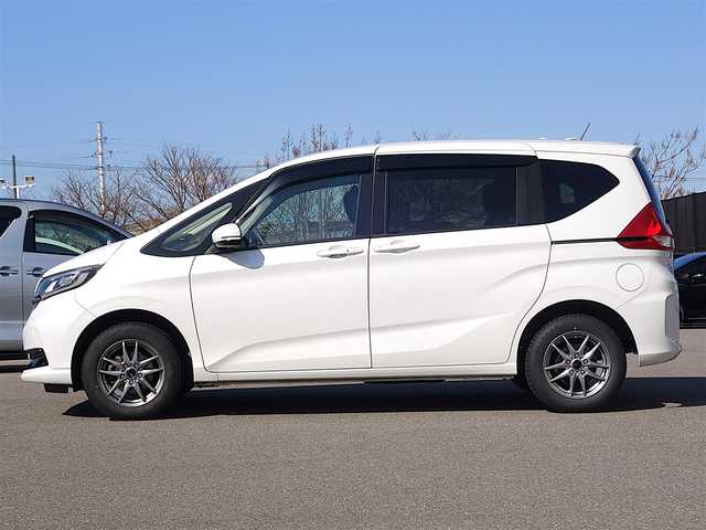 ホンダ フリード G ホンダセンシング 山形県 2021(令3)年 2.4万km プラチナホワイトパール 4WD/ホンダセンシング/純正メモリナビ/　　【CD DVD BT フルセグ USB】/バックカメラ/両側パワースライドドア/ETC/レーダークルーズコントロール/LEDオートヘッドライト/シートヒーター/レザー調シートカバー/アイドリングストップ/ステアリングスイッチ/電動格納ウィンカーミラー/ミラーヒーター/スマートキー