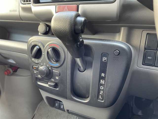 スズキ エブリイ PA リミテッド 道央・札幌 2022(令4)年 8.9万km クールカーキPM ４WD/純正HDDナビ(AM/FM/CD/DVD/BT/SD/USB)/フルセグ(走行中視聴可能)/アイドリングストップ/ドアバイザー/両側スライドドア/横滑り防止装置/レーンキープアシスト/盗難防止装置/衝突軽減ブレーキ/オートライト/オートマチックハイビーム/コーナーセンサー/純正フロアマット/ヘッドライトレベライザー/オーバーヘッドコンソール/積込夏タイヤ/　　(145/80R12 24年製 6mm)