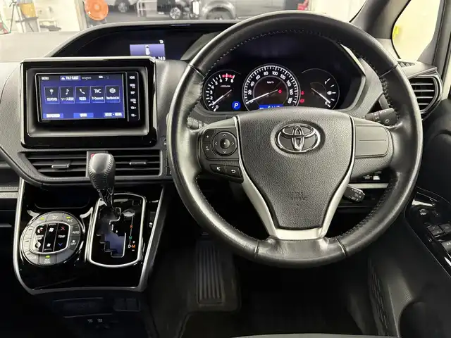 トヨタ エスクァイア Xi 埼玉県 2019(平31)年 5.2万km ホワイトパールクリスタルシャイン 純正ＳＤナビ/NSZT-W68T/　地図SDない為動作未確認/Bluetooth/CD/フルセグ/バックカメラ/片側パワースライドドア/クルーズコントロール/ビルドインETC/レーンキープアシスト/スマートキー/プッシュスタート/取扱説明書