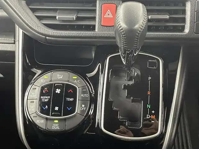 トヨタ エスクァイア Xi 埼玉県 2019(平31)年 5.2万km ホワイトパールクリスタルシャイン 純正ＳＤナビ/NSZT-W68T/　地図SDない為動作未確認/Bluetooth/CD/フルセグ/バックカメラ/片側パワースライドドア/クルーズコントロール/ビルドインETC/レーンキープアシスト/スマートキー/プッシュスタート/取扱説明書