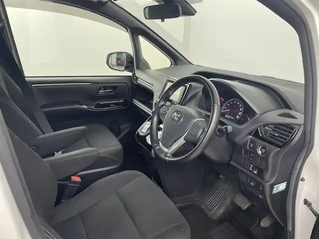 トヨタ エスクァイア Xi 埼玉県 2019(平31)年 5.2万km ホワイトパールクリスタルシャイン 純正ＳＤナビ/NSZT-W68T/　地図SDない為動作未確認/Bluetooth/CD/フルセグ/バックカメラ/片側パワースライドドア/クルーズコントロール/ビルドインETC/レーンキープアシスト/スマートキー/プッシュスタート/取扱説明書