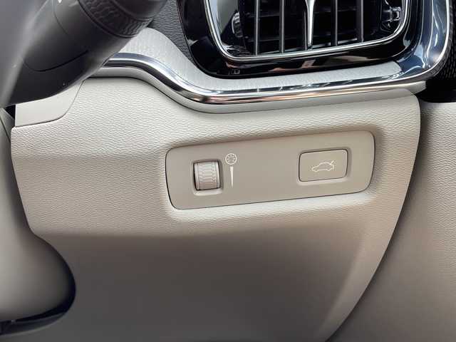 ボルボ Ｖ６０ T5 インスクリプション 岐阜県 2019(平31)年 6.4万km ベージュ /ワンオーナー//純正メモリナビ/(Bluetooth/TV/AppleCarPlay/AndroidAuto）//レーンキープエイド//ロードサインインフォメーション//ドライバーアラート//パーキングアシスト//クロストラフィックアラート//車間警告//ブラインドスポットモニター//アクティブペンディントライト//衝突回避//追従式クルーズコントロール//ヘッドアップディスプレイ//デジタルインナーミラー//ドライブレコーダー(全方位録画)//パワーバックドア//黒革シート//前席パワーシート//前席エアシート//全席シートヒーター//全方位カメラ//ETC//プッシュノブ//LEDヘッドランプ//LEDフォグランプ//スマートキー//純正マット//純正バイザー