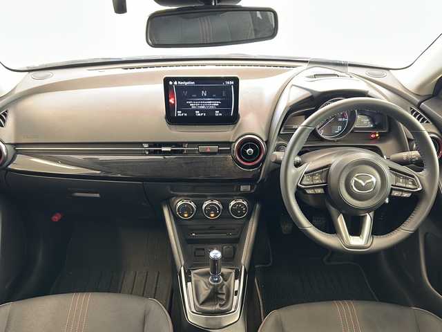 マツダ マツダ２ 15スポルト 岐阜県 2023(令5)年 2.1万km スノーフレイクホワイトパールマイカ アイアクティブセンス/車線逸脱警報/ブラインドスポットモニター/レーダークルーズコントロール/マツダコネクト/フルセグTV/Bluetooth/全周囲カメラ/ビルトインETC/前後ドライブレコーダー/ルーフカーボン調ラッピング/社外シフトノブ/アイドリングストップ