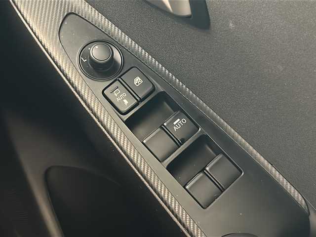 マツダ マツダ２ 15スポルト 岐阜県 2023(令5)年 2.1万km スノーフレイクホワイトパールマイカ アイアクティブセンス/車線逸脱警報/ブラインドスポットモニター/レーダークルーズコントロール/マツダコネクト/フルセグTV/Bluetooth/全周囲カメラ/ビルトインETC/前後ドライブレコーダー/ルーフカーボン調ラッピング/社外シフトノブ/アイドリングストップ