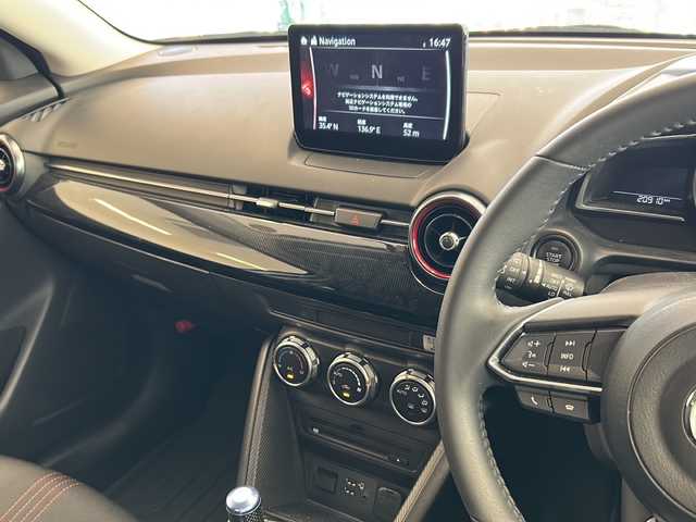 マツダ マツダ２ 15スポルト 岐阜県 2023(令5)年 2.1万km スノーフレイクホワイトパールマイカ アイアクティブセンス/車線逸脱警報/ブラインドスポットモニター/レーダークルーズコントロール/マツダコネクト/フルセグTV/Bluetooth/全周囲カメラ/ビルトインETC/前後ドライブレコーダー/ルーフカーボン調ラッピング/社外シフトノブ/アイドリングストップ