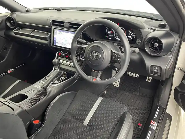 トヨタ ＧＲ８６ RZ 福岡県 2023(令5)年 0.8万km クリスタルホワイトパール 純正９型ナビ／フルセグＴＶ　/ＥＴＣ　/前方ドライブレコーダー　/レーダークルーズコントロール　/コーナーセンサー　/衝突軽減ブレーキ　/レーンキープ　/ＢＳＭ　/ＰＫＳＢ　/パドルシフト　/シートヒーター　/純正１８インチＡＷ