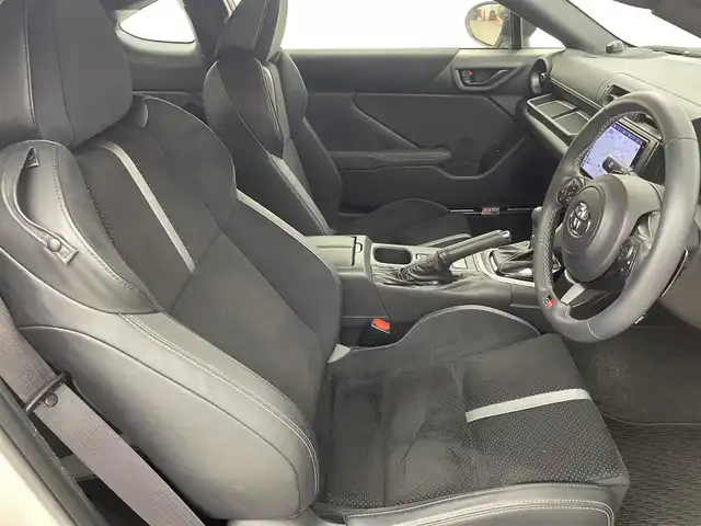 トヨタ ＧＲ８６ RZ 福岡県 2023(令5)年 0.8万km クリスタルホワイトパール 純正９型ナビ／フルセグＴＶ　/ＥＴＣ　/前方ドライブレコーダー　/レーダークルーズコントロール　/コーナーセンサー　/衝突軽減ブレーキ　/レーンキープ　/ＢＳＭ　/ＰＫＳＢ　/パドルシフト　/シートヒーター　/純正１８インチＡＷ