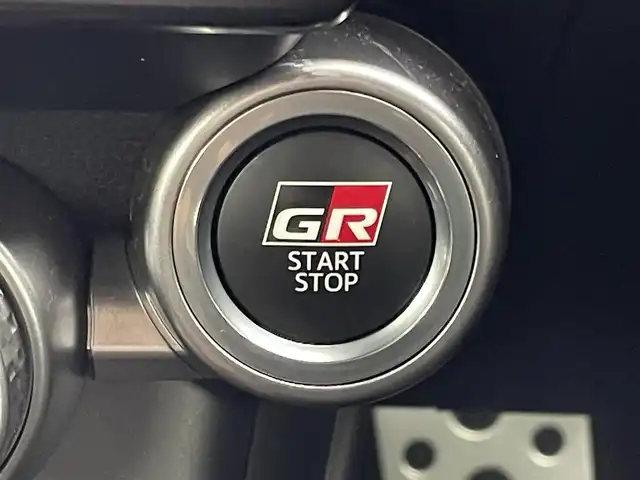 トヨタ ＧＲ８６ RZ 福岡県 2023(令5)年 0.8万km クリスタルホワイトパール 純正９型ナビ／フルセグＴＶ　/ＥＴＣ　/前方ドライブレコーダー　/レーダークルーズコントロール　/コーナーセンサー　/衝突軽減ブレーキ　/レーンキープ　/ＢＳＭ　/ＰＫＳＢ　/パドルシフト　/シートヒーター　/純正１８インチＡＷ