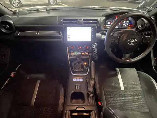 トヨタ ＧＲ８６ RZ 福岡県 2023(令5)年 0.8万km クリスタルホワイトパール 純正９型ナビ／フルセグＴＶ　/ＥＴＣ　/前方ドライブレコーダー　/レーダークルーズコントロール　/コーナーセンサー　/衝突軽減ブレーキ　/レーンキープ　/ＢＳＭ　/ＰＫＳＢ　/パドルシフト　/シートヒーター　/純正１８インチＡＷ