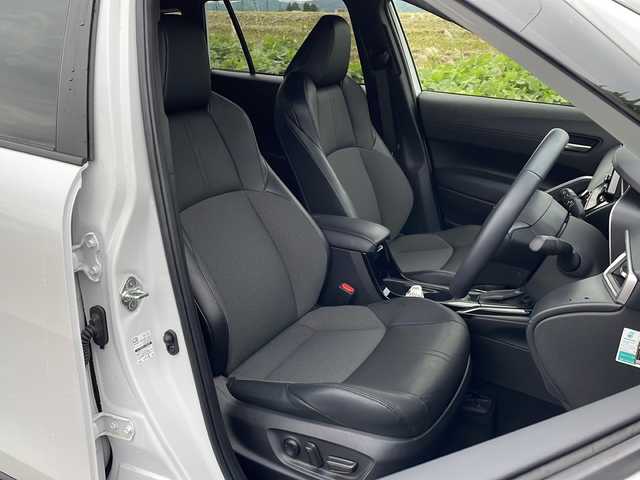 トヨタ カローラ クロス ハイブリッド Z 新潟県 2022(令4)年 3.9万km プラチナホワイトパールマイカ 4WD/純正ディスプレイオーディオ/BT/USB/全方位カメラ/ETC/ドライブレコーダー/衝突被害軽減ブレーキ/レーンキープアシスト/レーダークルーズコントロール/ガラスルーフ/半革シート/運転席パワーシート/シートヒーター /ステアリングヒーター/ステアリングスイッチ/パワーバックドア/コーナーセンサー/スマートキー/プッシュスタート/LEDヘッドライト/オートライト/オートハイビーム/フォグランプ/純正18インチアルミホイール
