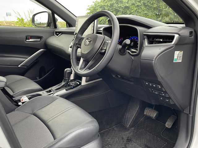 トヨタ カローラ クロス ハイブリッド Z 新潟県 2022(令4)年 3.9万km プラチナホワイトパールマイカ 4WD/純正ディスプレイオーディオ/BT/USB/全方位カメラ/ETC/ドライブレコーダー/衝突被害軽減ブレーキ/レーンキープアシスト/レーダークルーズコントロール/ガラスルーフ/半革シート/運転席パワーシート/シートヒーター /ステアリングヒーター/ステアリングスイッチ/パワーバックドア/コーナーセンサー/スマートキー/プッシュスタート/LEDヘッドライト/オートライト/オートハイビーム/フォグランプ/純正18インチアルミホイール