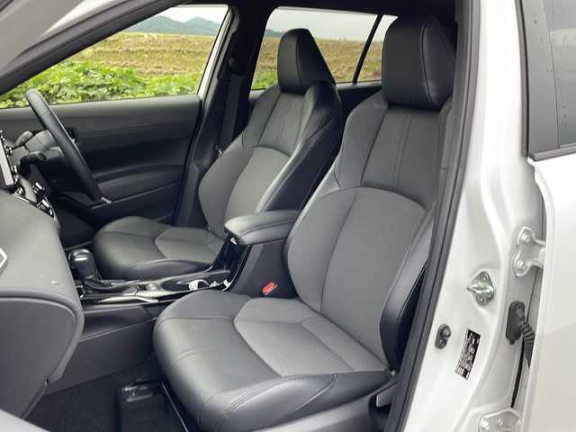 トヨタ カローラ クロス ハイブリッド Z 新潟県 2022(令4)年 3.9万km プラチナホワイトパールマイカ 4WD/純正ディスプレイオーディオ/BT/USB/全方位カメラ/ETC/ドライブレコーダー/衝突被害軽減ブレーキ/レーンキープアシスト/レーダークルーズコントロール/ガラスルーフ/半革シート/運転席パワーシート/シートヒーター /ステアリングヒーター/ステアリングスイッチ/パワーバックドア/コーナーセンサー/スマートキー/プッシュスタート/LEDヘッドライト/オートライト/オートハイビーム/フォグランプ/純正18インチアルミホイール