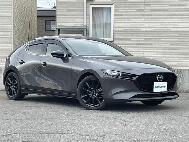マツダ マツダ３ファストバック 15S ブラックトーンED 青森県 2023(令5)年 0.2万km マシーングレープレミアムM AIS評価4.5点/ワンオーナー/4WD/純正ナビ（地図SD無し）/【AM/FM/CD/DVD/SD/BT/HDMI】/フルセグ/全周囲カメラ/パーキングセンサー/車線逸脱警報機能/ブラインドスポットモニター/レーンキープアシスト/衝突軽減ブレーキ/ヘッドアップディスプレイ/クルーズコントロール/横滑り防止機能/MTモード付AT/パドルシフト/純正エンジンスターター/スペアキー1本/社外16インチAW付スタッドレスタイヤ積込/【2022年製 VRX3 205/60/R16 8分山】/取扱説明書/保証書