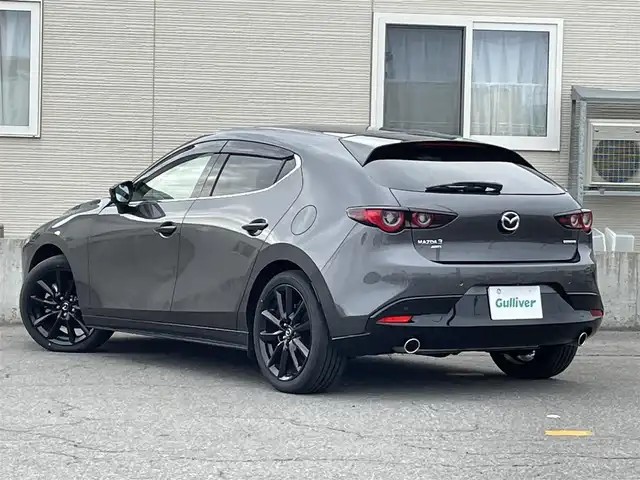 マツダ マツダ３ファストバック 15S ブラックトーンED 青森県 2023(令5)年 0.2万km マシーングレープレミアムM AIS評価4.5点/ワンオーナー/4WD/純正ナビ（地図SD無し）/【AM/FM/CD/DVD/SD/BT/HDMI】/フルセグ/全周囲カメラ/パーキングセンサー/車線逸脱警報機能/ブラインドスポットモニター/レーンキープアシスト/衝突軽減ブレーキ/ヘッドアップディスプレイ/クルーズコントロール/横滑り防止機能/MTモード付AT/パドルシフト/純正エンジンスターター/スペアキー1本/社外16インチAW付スタッドレスタイヤ積込/【2022年製 VRX3 205/60/R16 8分山】/取扱説明書/保証書