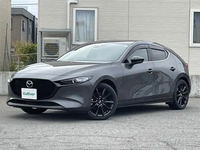 マツダ マツダ３ファストバック 15S ブラックトーンED 青森県 2023(令5)年 0.2万km マシーングレープレミアムM AIS評価4.5点/ワンオーナー/4WD/純正ナビ（地図SD無し）/【AM/FM/CD/DVD/SD/BT/HDMI】/フルセグ/全周囲カメラ/パーキングセンサー/車線逸脱警報機能/ブラインドスポットモニター/レーンキープアシスト/衝突軽減ブレーキ/ヘッドアップディスプレイ/クルーズコントロール/横滑り防止機能/MTモード付AT/パドルシフト/純正エンジンスターター/スペアキー1本/社外16インチAW付スタッドレスタイヤ積込/【2022年製 VRX3 205/60/R16 8分山】/取扱説明書/保証書