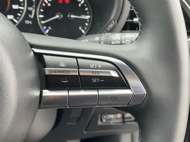 マツダ マツダ３ファストバック 15S ブラックトーンED 青森県 2023(令5)年 0.2万km マシーングレープレミアムM AIS評価4.5点/ワンオーナー/4WD/純正ナビ（地図SD無し）/【AM/FM/CD/DVD/SD/BT/HDMI】/フルセグ/全周囲カメラ/パーキングセンサー/車線逸脱警報機能/ブラインドスポットモニター/レーンキープアシスト/衝突軽減ブレーキ/ヘッドアップディスプレイ/クルーズコントロール/横滑り防止機能/MTモード付AT/パドルシフト/純正エンジンスターター/スペアキー1本/社外16インチAW付スタッドレスタイヤ積込/【2022年製 VRX3 205/60/R16 8分山】/取扱説明書/保証書