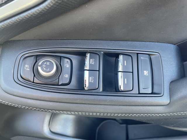 スバル フォレスター プレミアム 茨城県 2018(平30)年 9.5万km クリスタルホワイトP 純正ナビ　/-BT/TV/AM/衝突軽減システム　/バックカメラ　/デジタルインナーミラー　/コーナーセンサー前後　/電動リアゲート/ＬＥＤヘッドライト　/レーダークルーズコントロール/D席N席パワーシート　/D席N席シートヒーター　/ステアリングヒーター/LEDヘッドライト/レザーシート/プッシュスタート