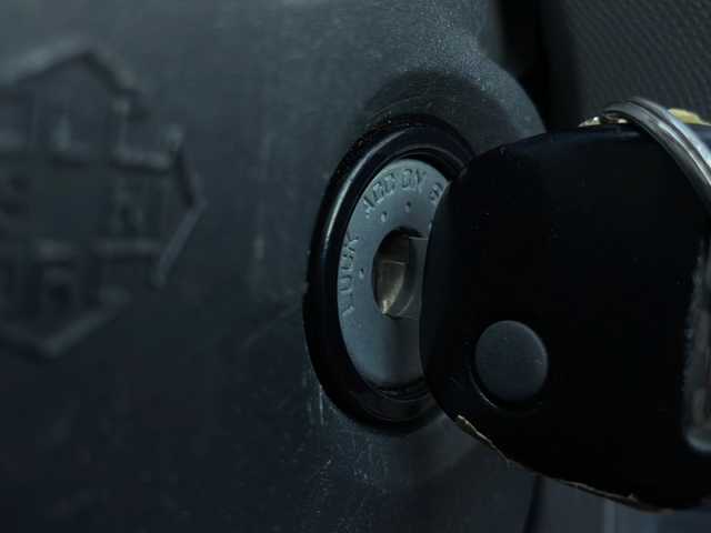 スズキ ワゴンＲ FX 山口県 2011(平23)年 7万km シルキーシルバーメタリック 純正オーディオ/・AM/FM/・CD/純正フロアマット/純正ホイールカバー/電動格納ミラー/ヘッドライトレベライザー/リモコンキー/ドアバイザー/取扱説明書/保証書