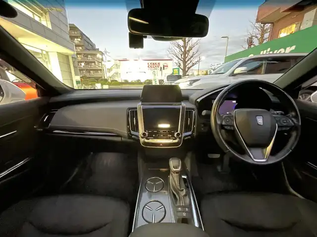 トヨタ クラウン ハイブリッド RS 東京都 2018(平30)年 4.7万km ホワイトパールクリスタルシャイン ワンオーナー/トランクスポイラー/サイドスカート/フロントスポイラー/リアバンパー/マフラー(TRD)/バックカメラ/TコネクトSDナビゲーションシステム/・SD8インチナビ/(フルセグTV/Blu-ray/DVD/USB/AUX/Bluetooth)/セーフティーセンス/・レーントレーシングアシスト/・レーダークルーズコントロール/・プリクラッシュセーフティー/・アダプティブハイビーム/ドライブレコーダー/三眼LEDヘッドランプ/シーケンシャルターンランプ/パワーシート(運転席＆助手席)/シートヒーター(運転席＆助手席)/ステアリングヒーター/革巻きステアリング/パドルシフト/ETC2.0/保証書/取扱説明書/スペアキー×1