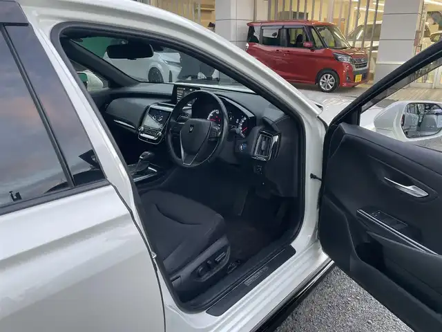 トヨタ クラウン ハイブリッド RS 東京都 2018(平30)年 4.7万km ホワイトパールクリスタルシャイン ワンオーナー/トランクスポイラー/サイドスカート/フロントスポイラー/リアバンパー/マフラー(TRD)/バックカメラ/TコネクトSDナビゲーションシステム/・SD8インチナビ/(フルセグTV/Blu-ray/DVD/USB/AUX/Bluetooth)/セーフティーセンス/・レーントレーシングアシスト/・レーダークルーズコントロール/・プリクラッシュセーフティー/・アダプティブハイビーム/ドライブレコーダー/三眼LEDヘッドランプ/シーケンシャルターンランプ/パワーシート(運転席＆助手席)/シートヒーター(運転席＆助手席)/ステアリングヒーター/革巻きステアリング/パドルシフト/ETC2.0/保証書/取扱説明書/スペアキー×1