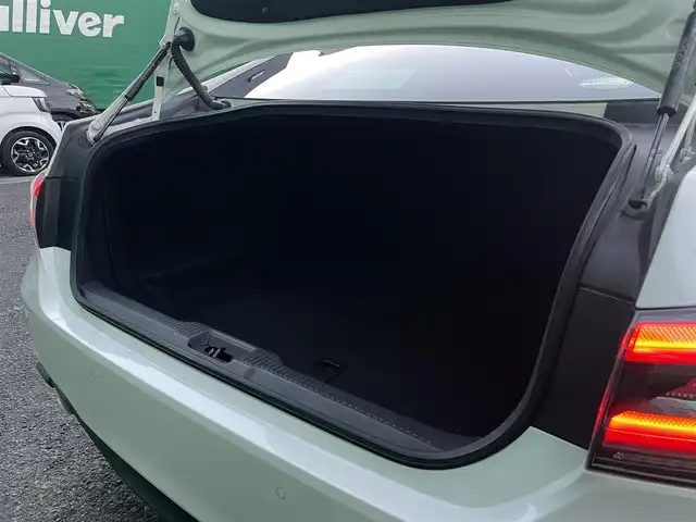 トヨタ クラウン ハイブリッド RS 東京都 2018(平30)年 4.7万km ホワイトパールクリスタルシャイン ワンオーナー/トランクスポイラー/サイドスカート/フロントスポイラー/リアバンパー/マフラー(TRD)/バックカメラ/TコネクトSDナビゲーションシステム/・SD8インチナビ/(フルセグTV/Blu-ray/DVD/USB/AUX/Bluetooth)/セーフティーセンス/・レーントレーシングアシスト/・レーダークルーズコントロール/・プリクラッシュセーフティー/・アダプティブハイビーム/ドライブレコーダー/三眼LEDヘッドランプ/シーケンシャルターンランプ/パワーシート(運転席＆助手席)/シートヒーター(運転席＆助手席)/ステアリングヒーター/革巻きステアリング/パドルシフト/ETC2.0/保証書/取扱説明書/スペアキー×1