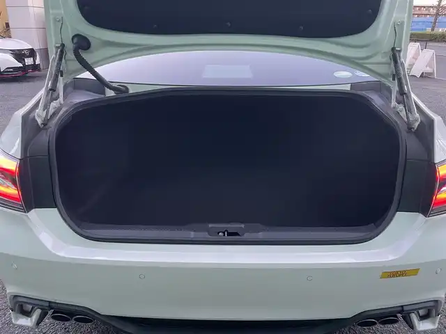 トヨタ クラウン ハイブリッド RS 東京都 2018(平30)年 4.7万km ホワイトパールクリスタルシャイン ワンオーナー/トランクスポイラー/サイドスカート/フロントスポイラー/リアバンパー/マフラー(TRD)/バックカメラ/TコネクトSDナビゲーションシステム/・SD8インチナビ/(フルセグTV/Blu-ray/DVD/USB/AUX/Bluetooth)/セーフティーセンス/・レーントレーシングアシスト/・レーダークルーズコントロール/・プリクラッシュセーフティー/・アダプティブハイビーム/ドライブレコーダー/三眼LEDヘッドランプ/シーケンシャルターンランプ/パワーシート(運転席＆助手席)/シートヒーター(運転席＆助手席)/ステアリングヒーター/革巻きステアリング/パドルシフト/ETC2.0/保証書/取扱説明書/スペアキー×1