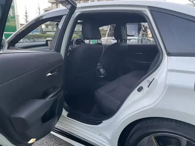 トヨタ クラウン ハイブリッド RS 東京都 2018(平30)年 4.7万km ホワイトパールクリスタルシャイン ワンオーナー/トランクスポイラー/サイドスカート/フロントスポイラー/リアバンパー/マフラー(TRD)/バックカメラ/TコネクトSDナビゲーションシステム/・SD8インチナビ/(フルセグTV/Blu-ray/DVD/USB/AUX/Bluetooth)/セーフティーセンス/・レーントレーシングアシスト/・レーダークルーズコントロール/・プリクラッシュセーフティー/・アダプティブハイビーム/ドライブレコーダー/三眼LEDヘッドランプ/シーケンシャルターンランプ/パワーシート(運転席＆助手席)/シートヒーター(運転席＆助手席)/ステアリングヒーター/革巻きステアリング/パドルシフト/ETC2.0/保証書/取扱説明書/スペアキー×1