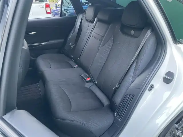 トヨタ クラウン ハイブリッド RS 東京都 2018(平30)年 4.7万km ホワイトパールクリスタルシャイン ワンオーナー/トランクスポイラー/サイドスカート/フロントスポイラー/リアバンパー/マフラー(TRD)/バックカメラ/TコネクトSDナビゲーションシステム/・SD8インチナビ/(フルセグTV/Blu-ray/DVD/USB/AUX/Bluetooth)/セーフティーセンス/・レーントレーシングアシスト/・レーダークルーズコントロール/・プリクラッシュセーフティー/・アダプティブハイビーム/ドライブレコーダー/三眼LEDヘッドランプ/シーケンシャルターンランプ/パワーシート(運転席＆助手席)/シートヒーター(運転席＆助手席)/ステアリングヒーター/革巻きステアリング/パドルシフト/ETC2.0/保証書/取扱説明書/スペアキー×1