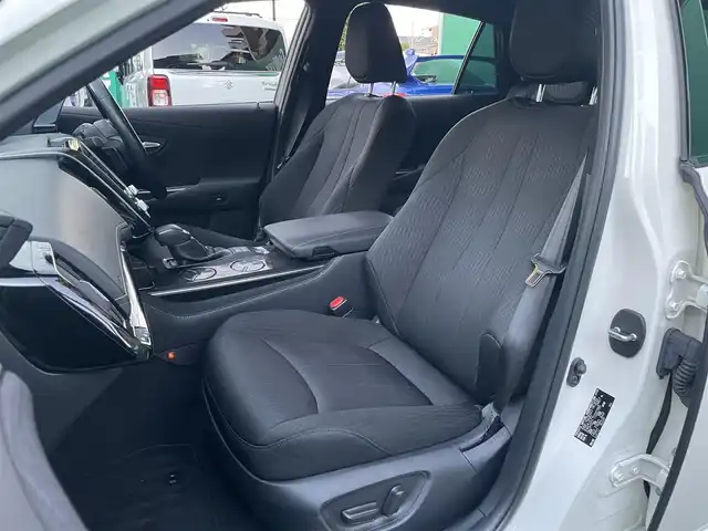 トヨタ クラウン ハイブリッド RS 東京都 2018(平30)年 4.7万km ホワイトパールクリスタルシャイン ワンオーナー/トランクスポイラー/サイドスカート/フロントスポイラー/リアバンパー/マフラー(TRD)/バックカメラ/TコネクトSDナビゲーションシステム/・SD8インチナビ/(フルセグTV/Blu-ray/DVD/USB/AUX/Bluetooth)/セーフティーセンス/・レーントレーシングアシスト/・レーダークルーズコントロール/・プリクラッシュセーフティー/・アダプティブハイビーム/ドライブレコーダー/三眼LEDヘッドランプ/シーケンシャルターンランプ/パワーシート(運転席＆助手席)/シートヒーター(運転席＆助手席)/ステアリングヒーター/革巻きステアリング/パドルシフト/ETC2.0/保証書/取扱説明書/スペアキー×1