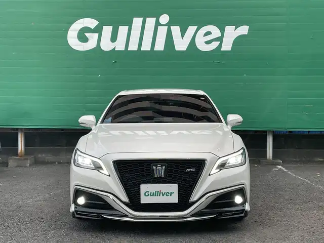 トヨタ クラウン ハイブリッド RS 東京都 2018(平30)年 4.7万km ホワイトパールクリスタルシャイン ワンオーナー/トランクスポイラー/サイドスカート/フロントスポイラー/リアバンパー/マフラー(TRD)/バックカメラ/TコネクトSDナビゲーションシステム/・SD8インチナビ/(フルセグTV/Blu-ray/DVD/USB/AUX/Bluetooth)/セーフティーセンス/・レーントレーシングアシスト/・レーダークルーズコントロール/・プリクラッシュセーフティー/・アダプティブハイビーム/ドライブレコーダー/三眼LEDヘッドランプ/シーケンシャルターンランプ/パワーシート(運転席＆助手席)/シートヒーター(運転席＆助手席)/ステアリングヒーター/革巻きステアリング/パドルシフト/ETC2.0/保証書/取扱説明書/スペアキー×1