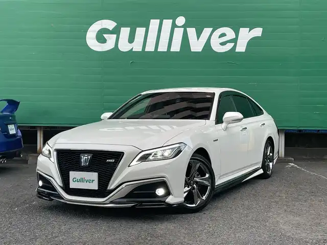 トヨタ クラウン ハイブリッド RS 東京都 2018(平30)年 4.7万km ホワイトパールクリスタルシャイン ワンオーナー/トランクスポイラー/サイドスカート/フロントスポイラー/リアバンパー/マフラー(TRD)/バックカメラ/TコネクトSDナビゲーションシステム/・SD8インチナビ/(フルセグTV/Blu-ray/DVD/USB/AUX/Bluetooth)/セーフティーセンス/・レーントレーシングアシスト/・レーダークルーズコントロール/・プリクラッシュセーフティー/・アダプティブハイビーム/ドライブレコーダー/三眼LEDヘッドランプ/シーケンシャルターンランプ/パワーシート(運転席＆助手席)/シートヒーター(運転席＆助手席)/ステアリングヒーター/革巻きステアリング/パドルシフト/ETC2.0/保証書/取扱説明書/スペアキー×1