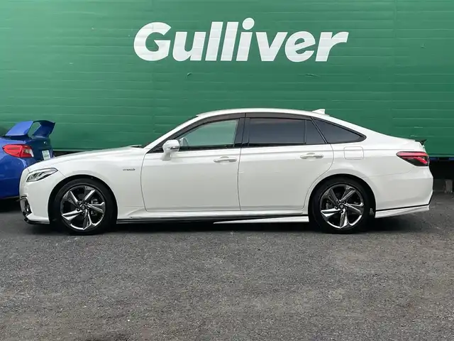 トヨタ クラウン ハイブリッド RS 東京都 2018(平30)年 4.7万km ホワイトパールクリスタルシャイン ワンオーナー/トランクスポイラー/サイドスカート/フロントスポイラー/リアバンパー/マフラー(TRD)/バックカメラ/TコネクトSDナビゲーションシステム/・SD8インチナビ/(フルセグTV/Blu-ray/DVD/USB/AUX/Bluetooth)/セーフティーセンス/・レーントレーシングアシスト/・レーダークルーズコントロール/・プリクラッシュセーフティー/・アダプティブハイビーム/ドライブレコーダー/三眼LEDヘッドランプ/シーケンシャルターンランプ/パワーシート(運転席＆助手席)/シートヒーター(運転席＆助手席)/ステアリングヒーター/革巻きステアリング/パドルシフト/ETC2.0/保証書/取扱説明書/スペアキー×1