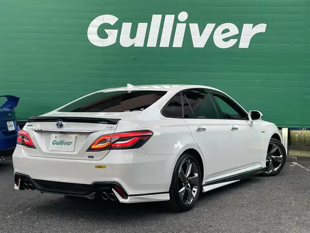 トヨタ クラウン ハイブリッド RS 東京都 2018(平30)年 4.7万km ホワイトパールクリスタルシャイン ワンオーナー/トランクスポイラー/サイドスカート/フロントスポイラー/リアバンパー/マフラー(TRD)/バックカメラ/TコネクトSDナビゲーションシステム/・SD8インチナビ/(フルセグTV/Blu-ray/DVD/USB/AUX/Bluetooth)/セーフティーセンス/・レーントレーシングアシスト/・レーダークルーズコントロール/・プリクラッシュセーフティー/・アダプティブハイビーム/ドライブレコーダー/三眼LEDヘッドランプ/シーケンシャルターンランプ/パワーシート(運転席＆助手席)/シートヒーター(運転席＆助手席)/ステアリングヒーター/革巻きステアリング/パドルシフト/ETC2.0/保証書/取扱説明書/スペアキー×1