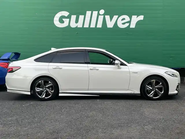 トヨタ クラウン ハイブリッド RS 東京都 2018(平30)年 4.7万km ホワイトパールクリスタルシャイン ワンオーナー/トランクスポイラー/サイドスカート/フロントスポイラー/リアバンパー/マフラー(TRD)/バックカメラ/TコネクトSDナビゲーションシステム/・SD8インチナビ/(フルセグTV/Blu-ray/DVD/USB/AUX/Bluetooth)/セーフティーセンス/・レーントレーシングアシスト/・レーダークルーズコントロール/・プリクラッシュセーフティー/・アダプティブハイビーム/ドライブレコーダー/三眼LEDヘッドランプ/シーケンシャルターンランプ/パワーシート(運転席＆助手席)/シートヒーター(運転席＆助手席)/ステアリングヒーター/革巻きステアリング/パドルシフト/ETC2.0/保証書/取扱説明書/スペアキー×1