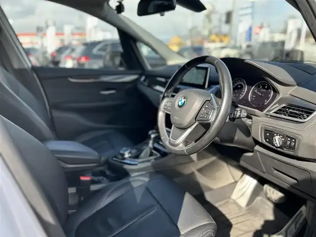 ＢＭＷ ２１８ｄ グランツアラー ラグジュアリー 滋賀県 2019(平31)年 4万km ミネラルホワイト アドバンスドアクティブセーフティパッケージ/・ACC/・HUD/コンフォートパッケージ/・コンフォートアクセス/・ハンズフリーテールゲート/・ライトパッケージ/インテリジェントセーフティ/黒革シート　/・前席シートヒーター　/・前席パワーシート/純正HDDナビ/（CD/DVD/BT/USB）/バックカメラ/ETC/純正17インチAW