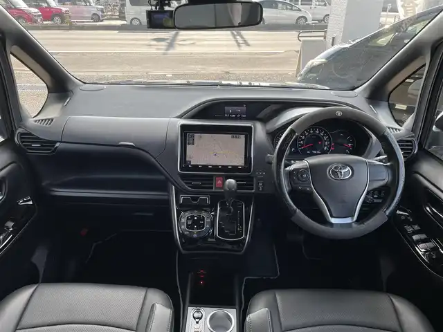 トヨタ ヴォクシー ZS 煌Ⅲ 埼玉県 2020(令2)年 5万km ブラック ・純正ナビ（AM/FM/CD/DVD/フルセグTV/BT/SD）/・ETC/・前後ドライブレコーダー/・両側パワースライドドア/・MTモード/・オートライト/・コーナーセンサー/・バックカメラ/・レーンアシスト/・衝突防止システム/・横滑り防止装置/・シートカバー/・スペアキー×1/・保証書/・取扱説明書
