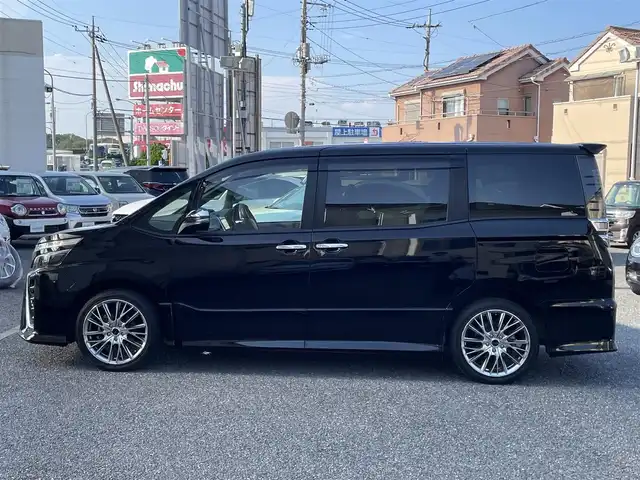 トヨタ ヴォクシー ZS 煌Ⅲ 埼玉県 2020(令2)年 5万km ブラック ・純正ナビ（AM/FM/CD/DVD/フルセグTV/BT/SD）/・ETC/・前後ドライブレコーダー/・両側パワースライドドア/・MTモード/・オートライト/・コーナーセンサー/・バックカメラ/・レーンアシスト/・衝突防止システム/・横滑り防止装置/・シートカバー/・スペアキー×1/・保証書/・取扱説明書
